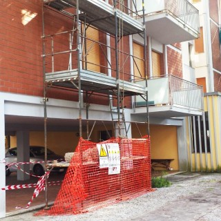 Montaggio ponteggi e parapetto